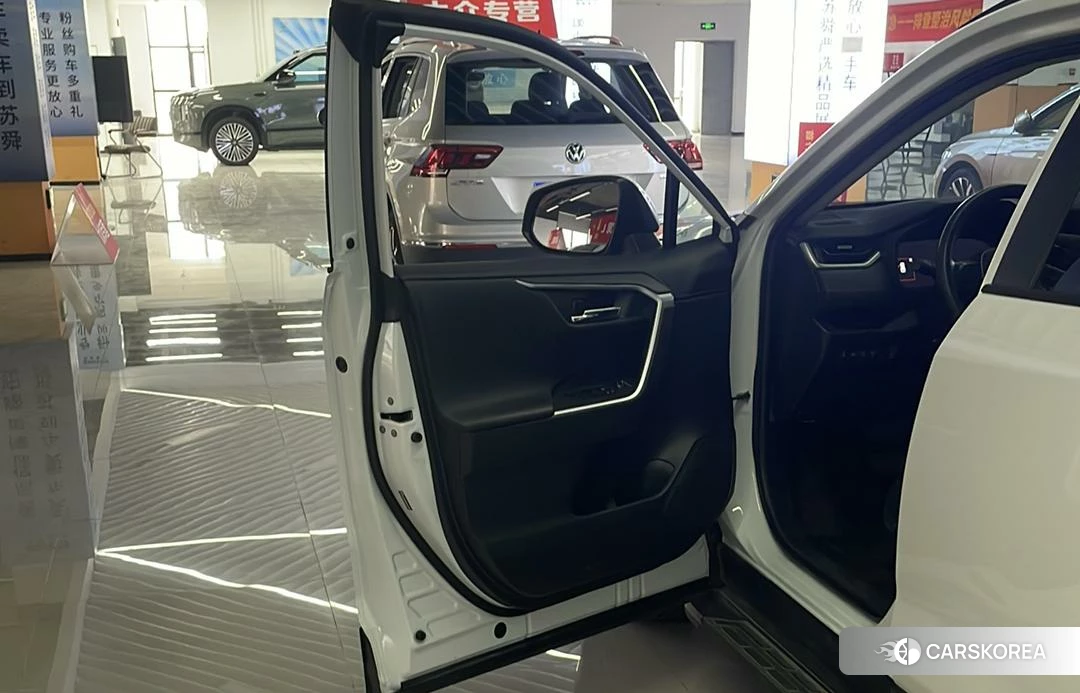 Toyota RAV4 2023 Белый из Китая, фото 3