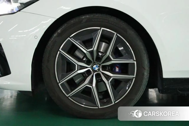BMW 5 Series (G60) 2024 Белый из Кореи, фото 3
