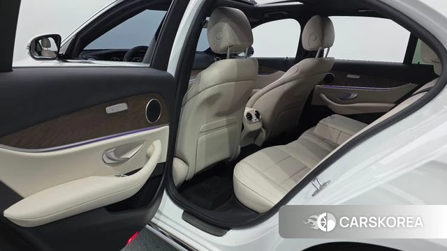 Mercedes-Benz E-Class W213 2023 Белый из Кореи, фото 3