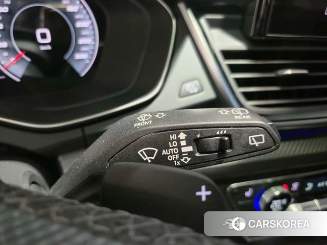 Audi Q5L 2021 Темно-серый из Китая, фото 3