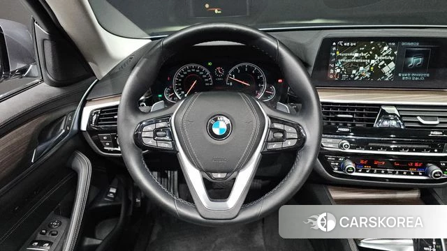 BMW 5 Series (G30) 2018 Серебристо-серый из Кореи, фото 3