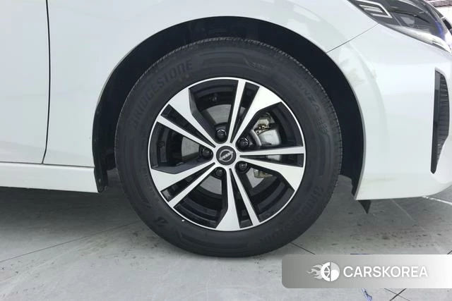 Nissan Sylphy 2024 Белый из Китая, фото 3
