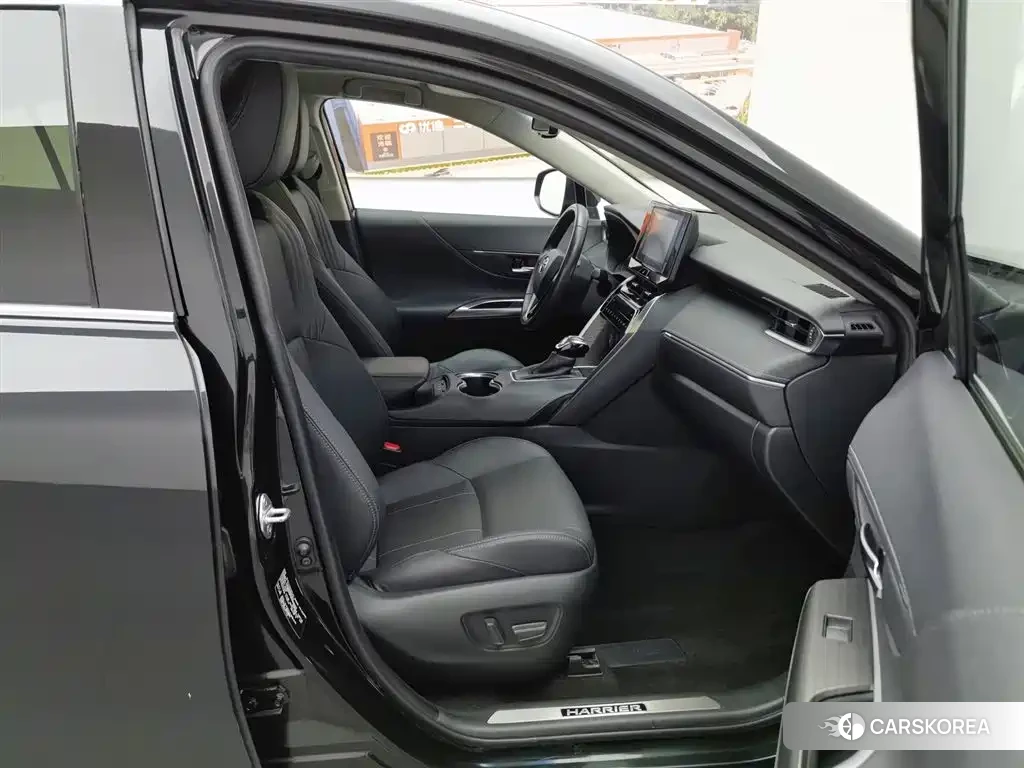 Toyota Harrier 2023 Черный из Китая, фото 3