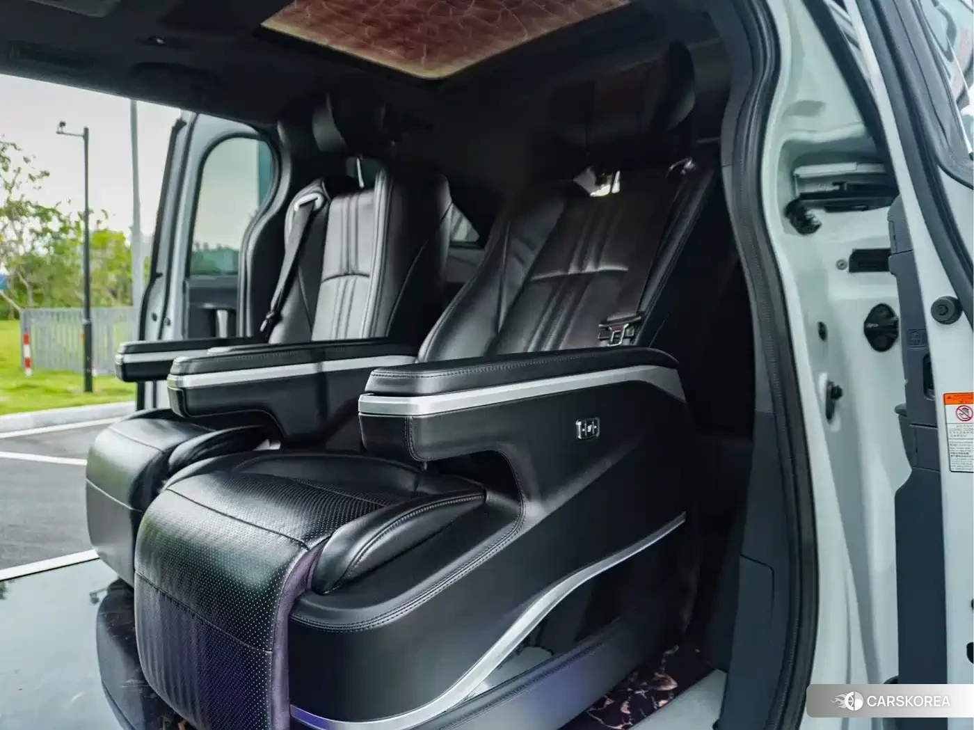 Toyota Granvia 2023 Белый из Китая, фото 3