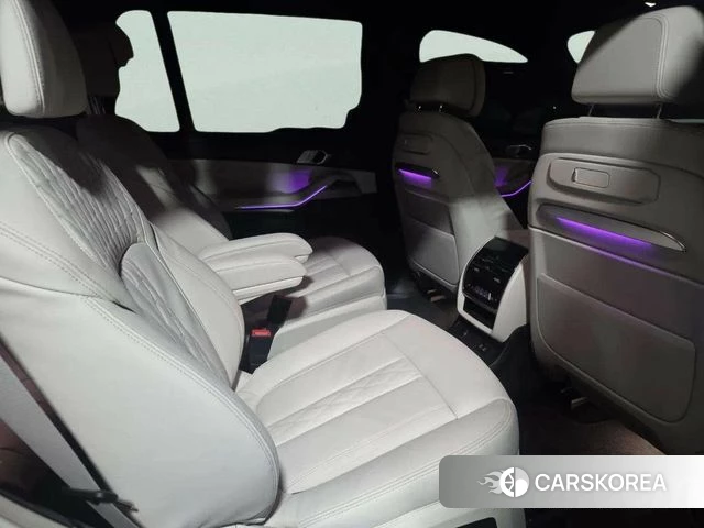 BMW X7 (G07) 2026 Серебристо-серый из Кореи, фото 3