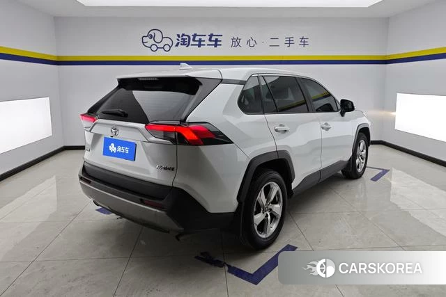 Toyota RAV4 2022 Белый из Китая, фото 3