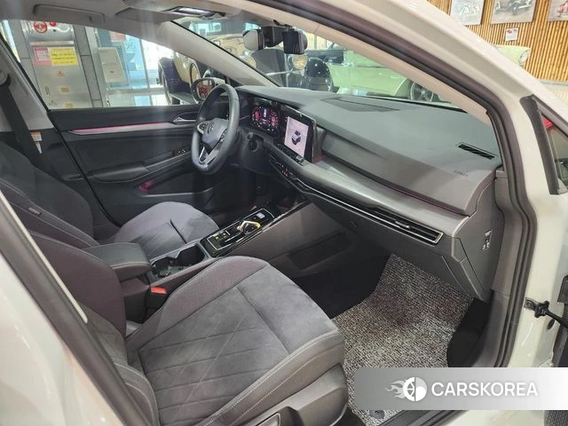 Volkswagen Golf 8th Generation 2023 Белый из Кореи, фото 3