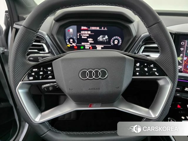 Audi Q4 e-Tron (F4) 2026 Белый из Кореи, фото 3