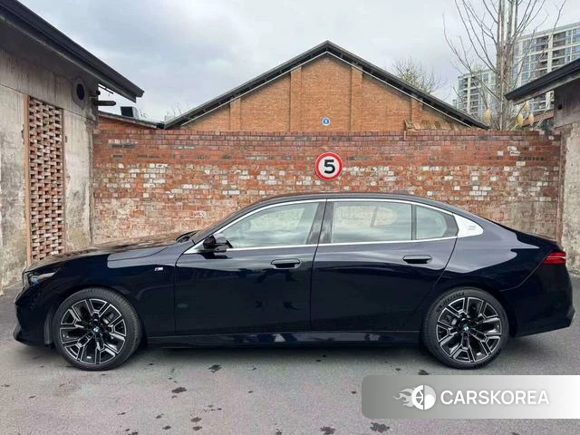 BMW 5 series 2025 Черный из Китая, фото 3