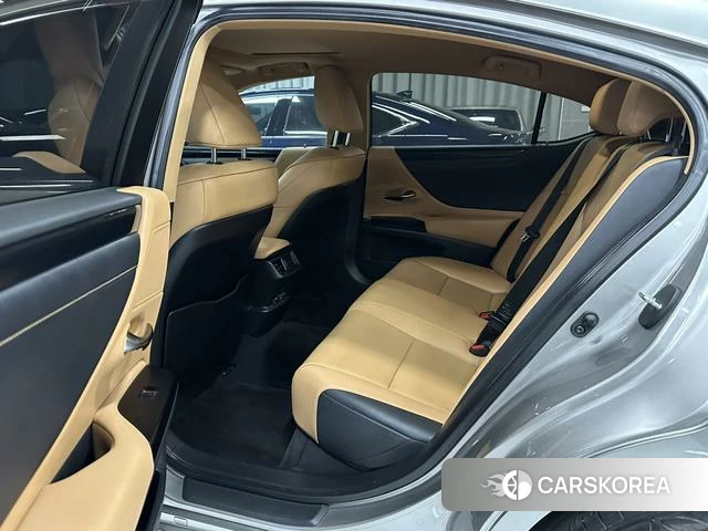 Lexus ES 2022 Серебристо-серый из Китая, фото 3