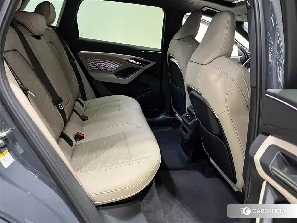 Audi Q6L 2025 Silver/gray из Китая, фото 3