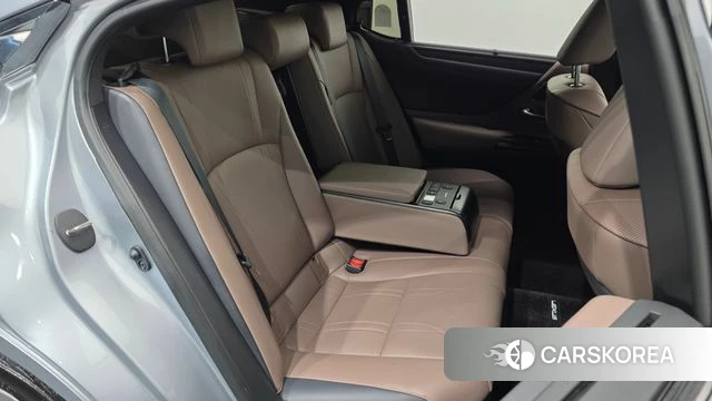 Lexus ES300h 7th generation 2024 Серебряный из Кореи, фото 3