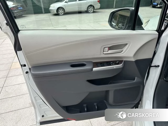 Toyota Sienna 2023 Белый из Китая, фото 3