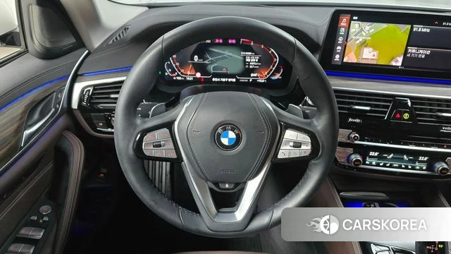 BMW 5 Series (G30) 2023 Белый из Кореи, фото 3