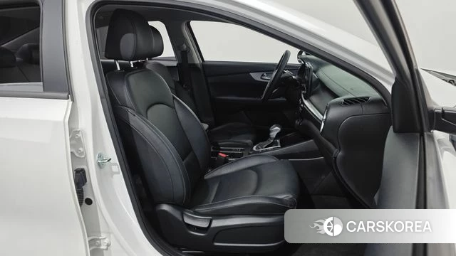 Kia The New K3 2nd generation 2023 Белый из Кореи, фото 3