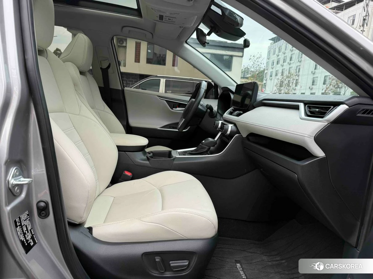 Toyota Wildlander 2023 Серебристо-серый из Китая, фото 3