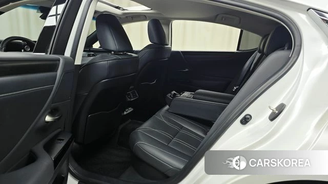 Lexus ES300h 7th generation 2023 Белый из Кореи, фото 3