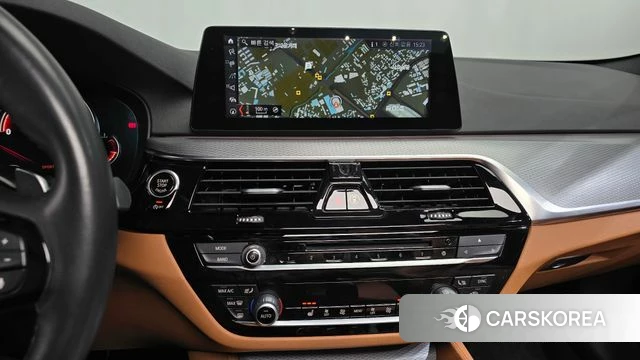 BMW 5 Series (G30) 2018 Серебристо-серый из Кореи, фото 3