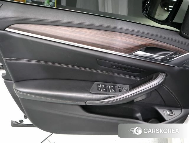 BMW 5 Series (G30) 2018 Белый из Кореи, фото 3