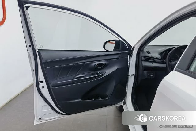 Toyota Yaris L 2021 Белый из Китая, фото 3