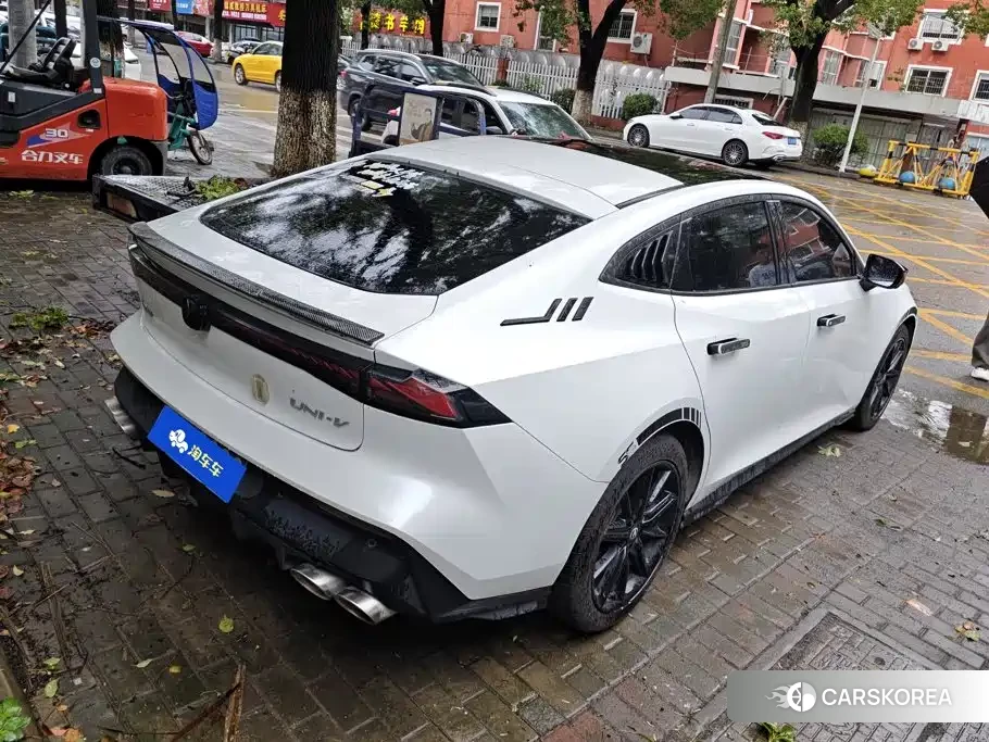 Chang'an UNI-V 2024 Белый из Китая, фото 3