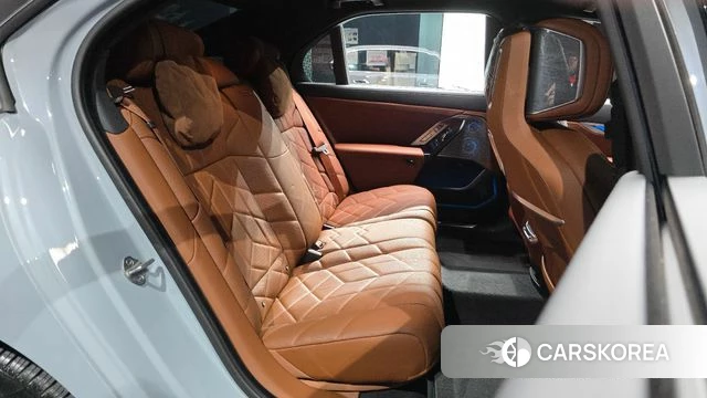 BMW 7 Series (G70) 2024 Светло-серебряный цвет из Кореи, фото 3