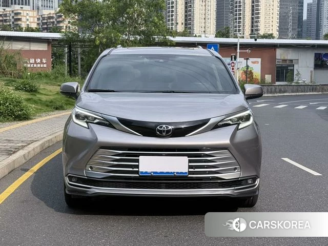 Toyota Sienna 2024 Серебристо-серый из Китая, фото 3
