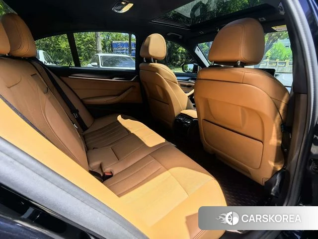 BMW 5 series 2021 Серебристо-серый из Китая, фото 3