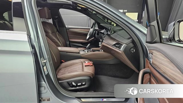 BMW 5 Series (G30) 2018 Светло-серебряный цвет из Кореи, фото 3