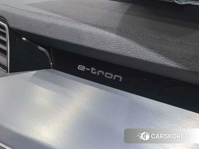 Audi e-tron 2026 Темно-серый из Китая, фото 3