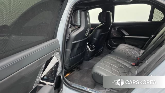 BMW i7 (G70) 2023 Серебристо-серый из Кореи, фото 3
