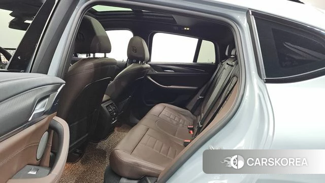 BMW X4 (G02) 2025 Светло-серебряный цвет из Кореи, фото 3