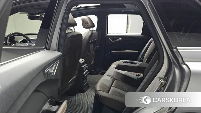 Audi Q4 e-Tron (F4) 2022 Серебристо-серый из Кореи, фото 3