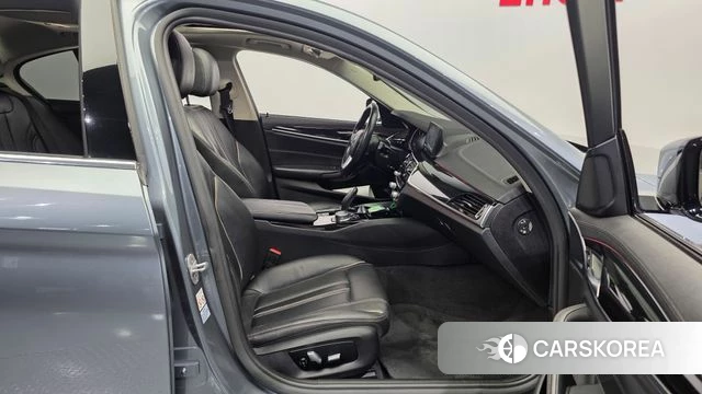BMW 5 Series (G30) 2018 Серебристо-серый из Кореи, фото 3