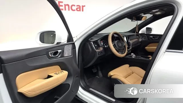 Volvo XC60 second Generation 2021 Белый из Кореи, фото 3