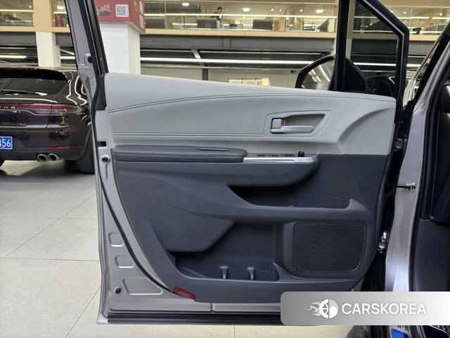 Toyota Sienna 2022 Серебристо-серый из Китая, фото 3