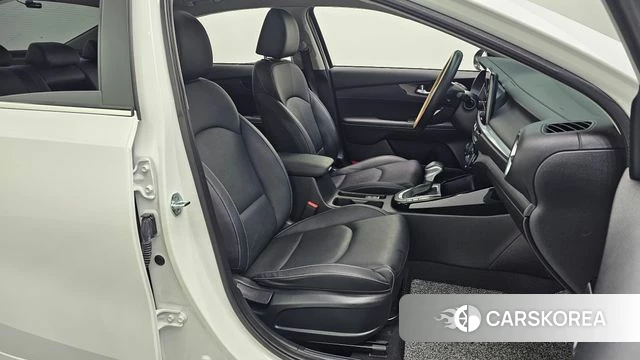 Kia The New K3 2nd generation 2022 Белый из Кореи, фото 3