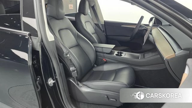 Tesla Model Y 2023 Черный из Кореи, фото 3