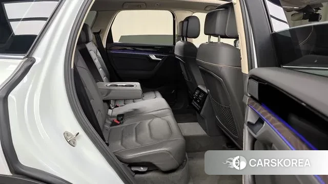 Volkswagen Touareg 3rd generation 2022 Белый из Кореи, фото 3