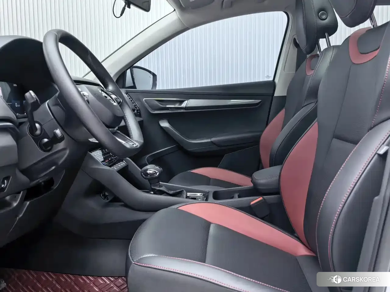 Skoda Karoq 2023 Белый из Китая, фото 3