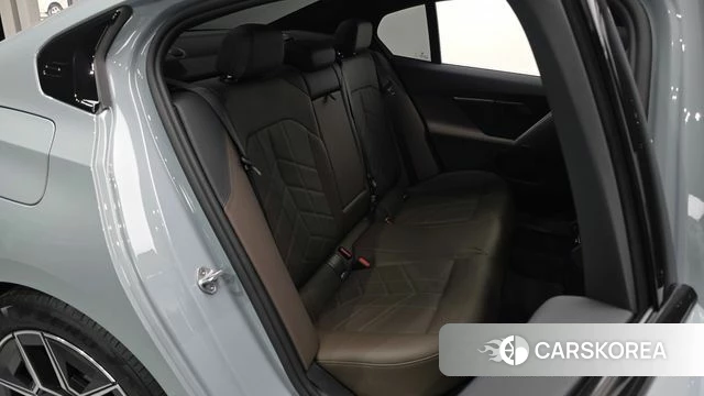 BMW 5 Series (G60) 2025 Серебристо-серый из Кореи, фото 3