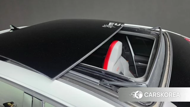 Volkswagen Golf 8th Generation 2023 Белый из Кореи, фото 3