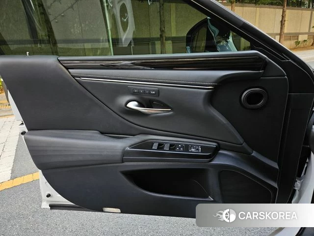Lexus ES300h 7th generation 2019 Белый из Кореи, фото 3