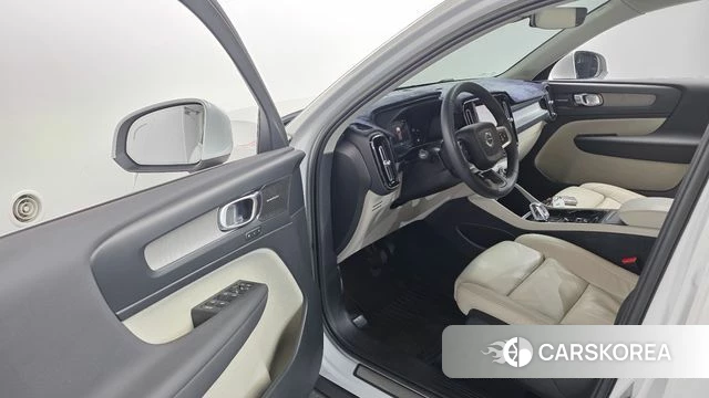 Volvo XC40 2023 Белый из Кореи, фото 3