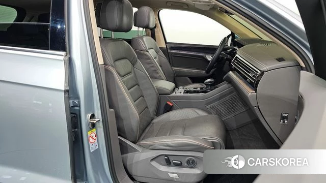 Volkswagen Touareg 3rd generation 2023 Серебряный из Кореи, фото 3