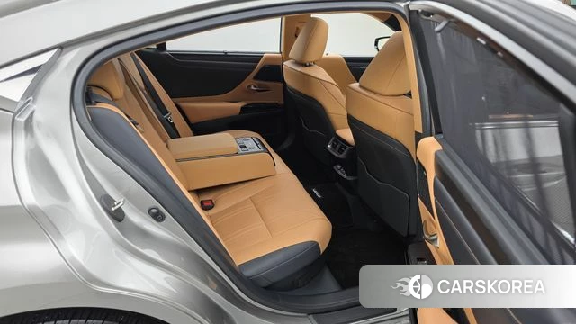 Lexus ES300h 7th generation 2024 Серебристо-серый из Кореи, фото 3