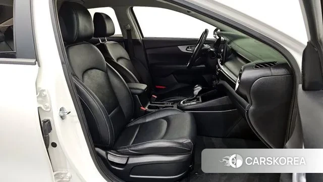 Kia The New K3 2nd generation 2022 Белый из Кореи, фото 3