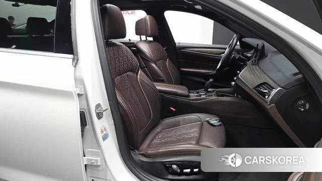 BMW 5 Series (G30) 2018 Белый из Кореи, фото 3