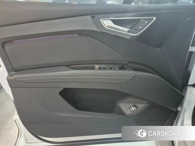 Audi Q4 e-Tron (F4) 2026 Белый из Кореи, фото 3
