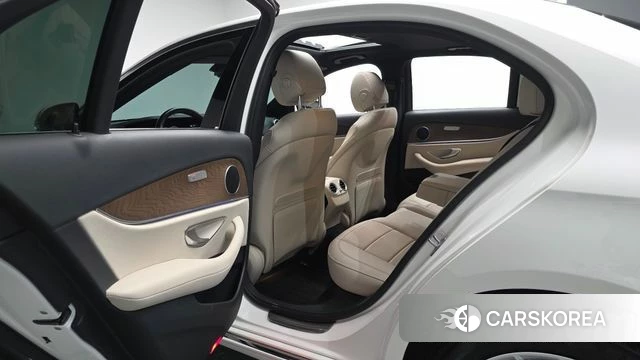 Mercedes-Benz E-Class W213 2022 Белый из Кореи, фото 3